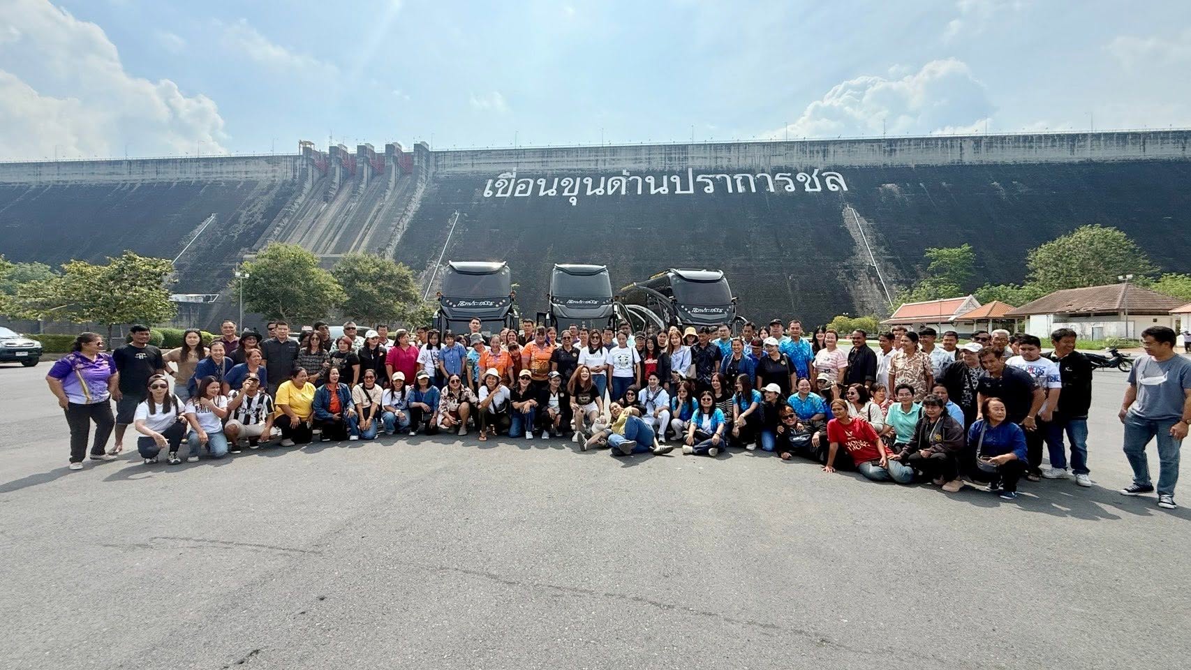 คณะลูกค้าเดินทางด้วยรถบัสโชคประเสริฐบริการ